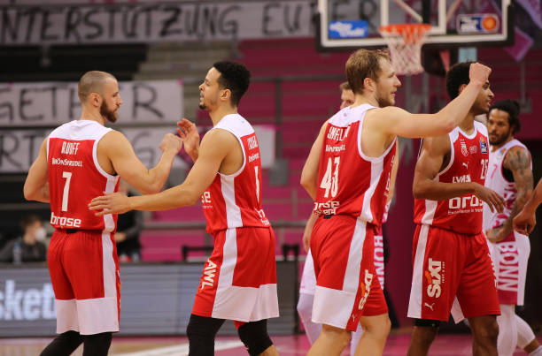 虽然赛程仍 虽然赛程仍