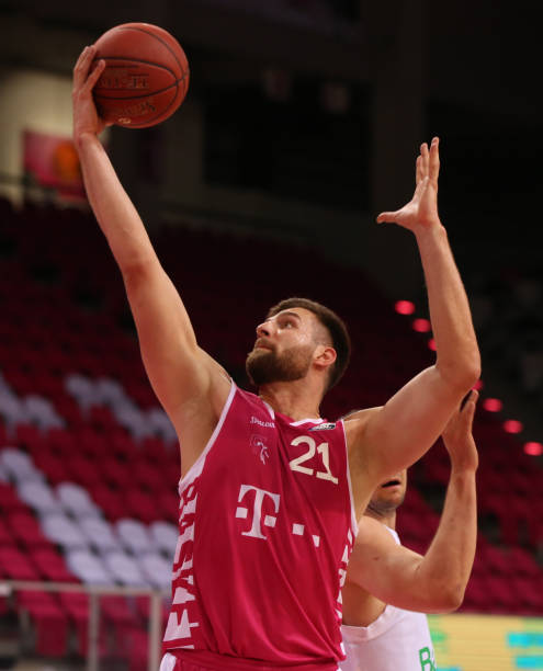 罗马诺:克雷莫纳正在推动签下38岁瓦尔迪,后者很快会做出决定