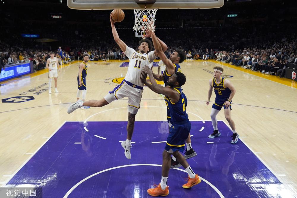 员站在球前 员站在球前